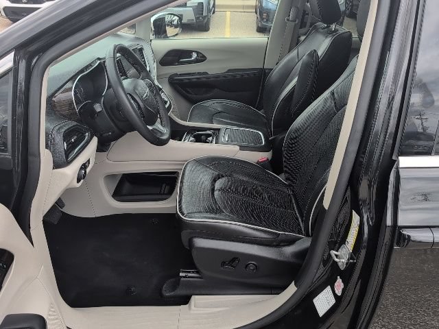 Used 2023 Chrysler Pacifica Limited FWD image 11