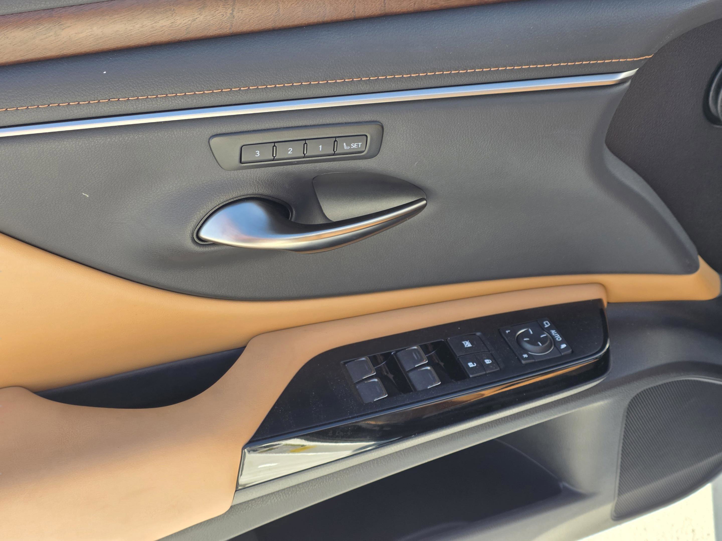 Used 2025 Lexus ES 350 w/ Premium Package image 10