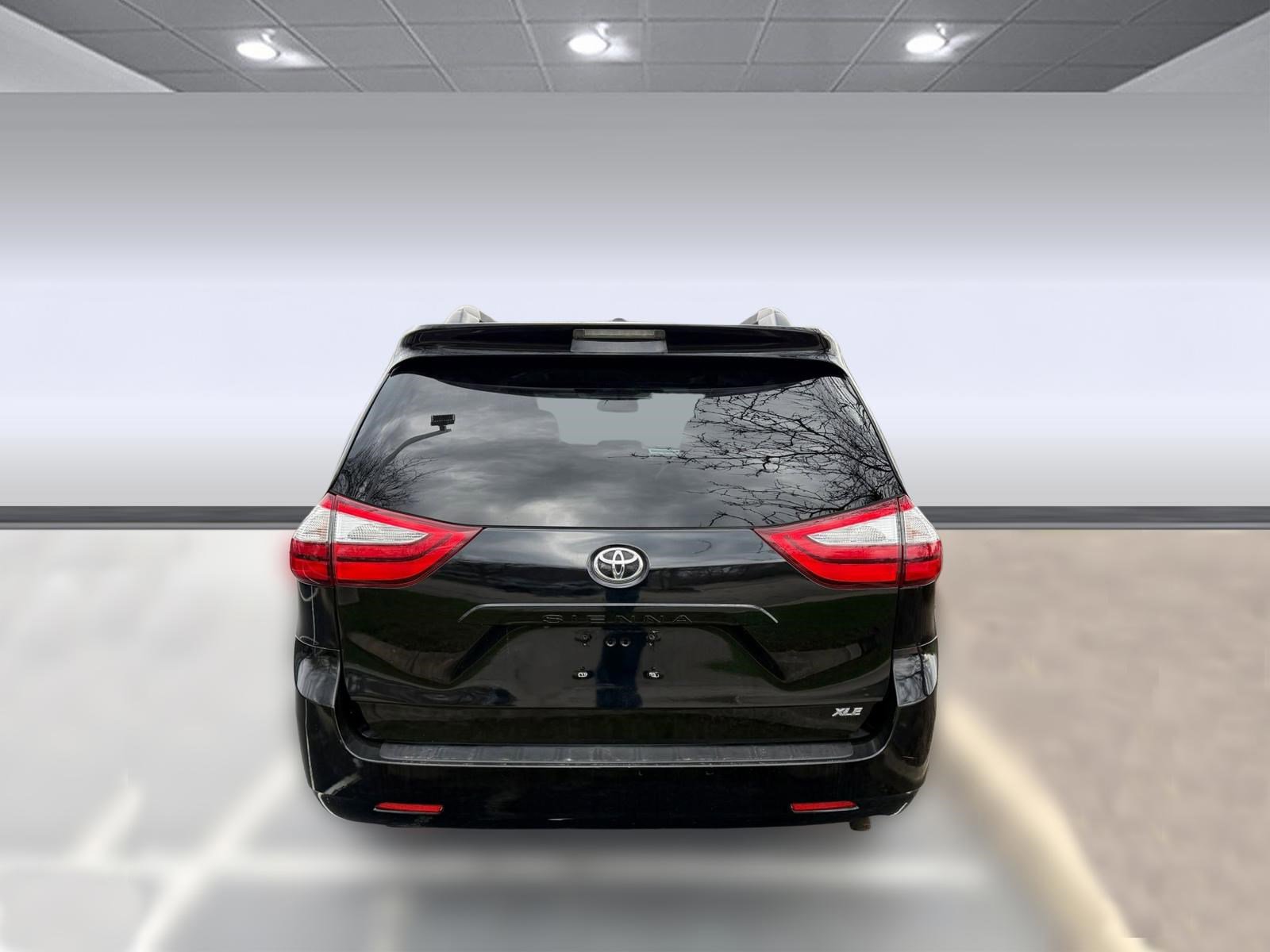 Used 2016 Toyota Sienna XLE image 8