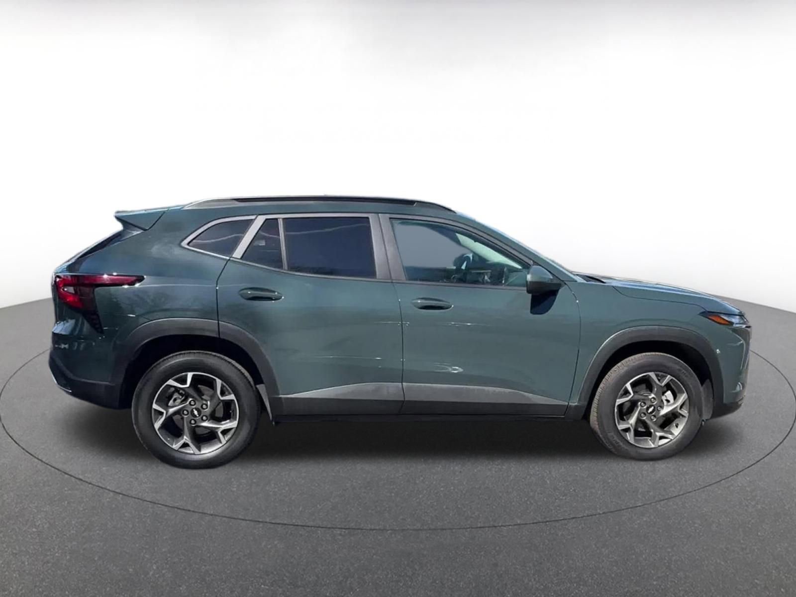 Used 2025 Chevrolet Trax LT w/ LT Convenience Package image 16