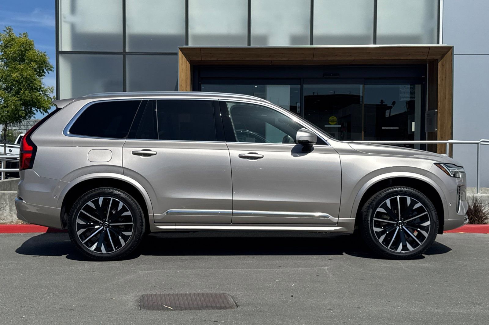 New 2026 Volvo XC90 T8 Plus w/ Protection Package Premier AWD/4WD image 8