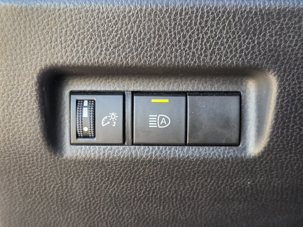 Used 2025 Toyota RAV4 XLE FWD image 25