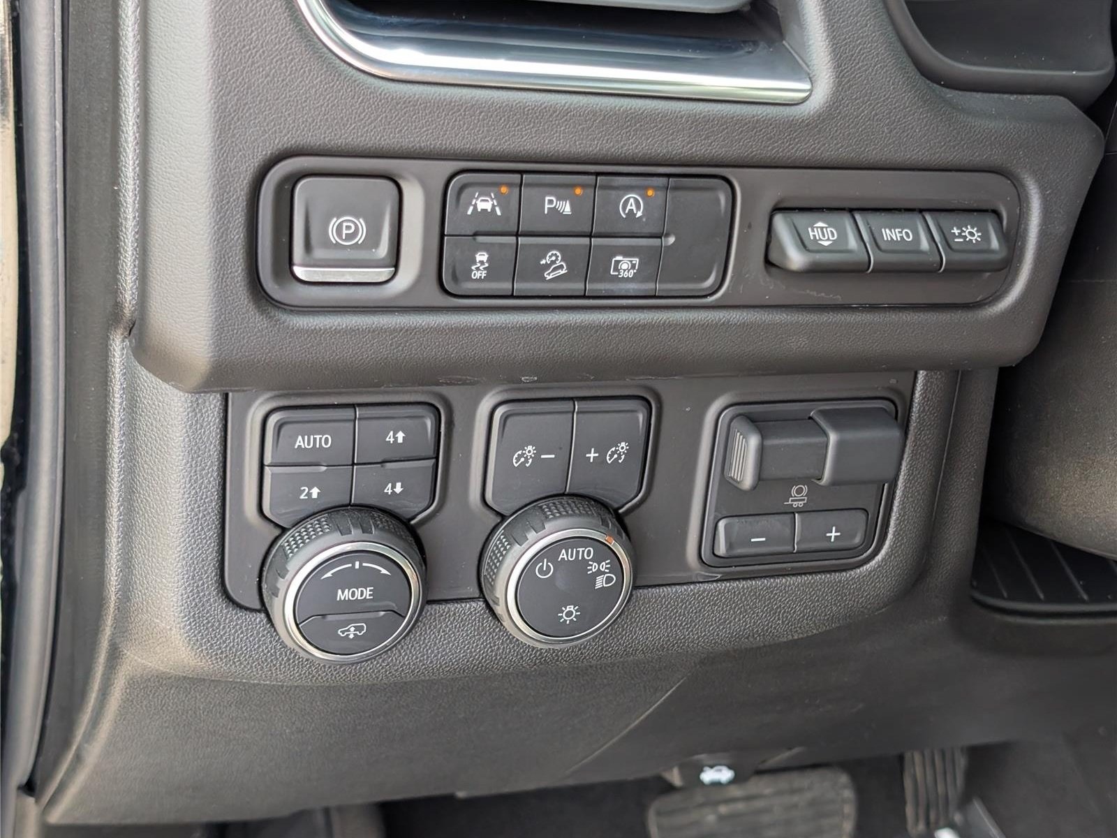 Used 2024 Chevrolet Suburban High Country AWD/4WD image 27