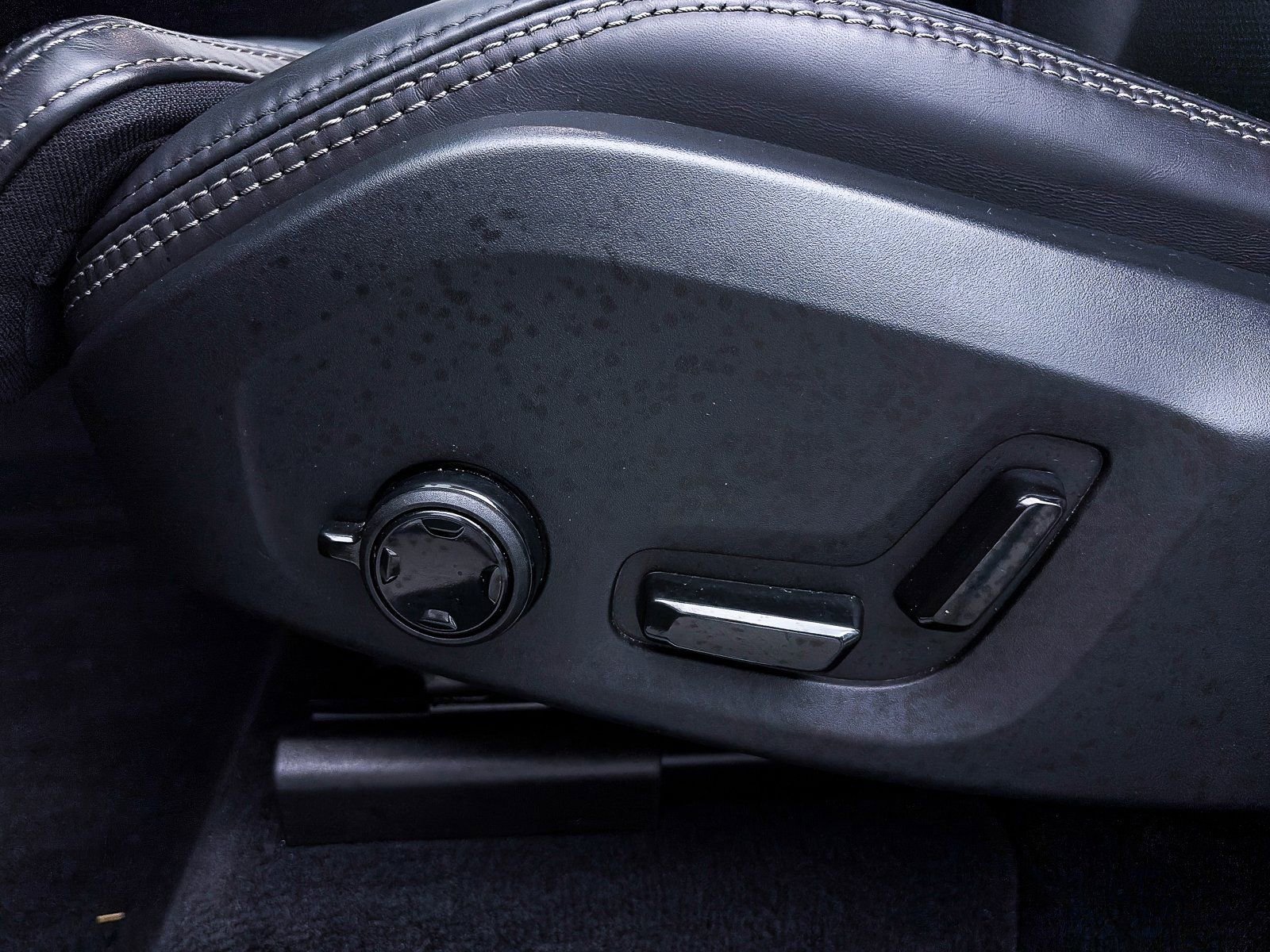 Used 2023 Volvo XC60 B6 Ultimate w/ Protection Package Premier image 22