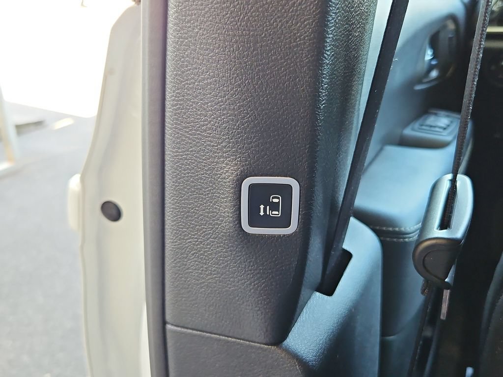 Used 2025 Chrysler Pacifica Select FWD image 30
