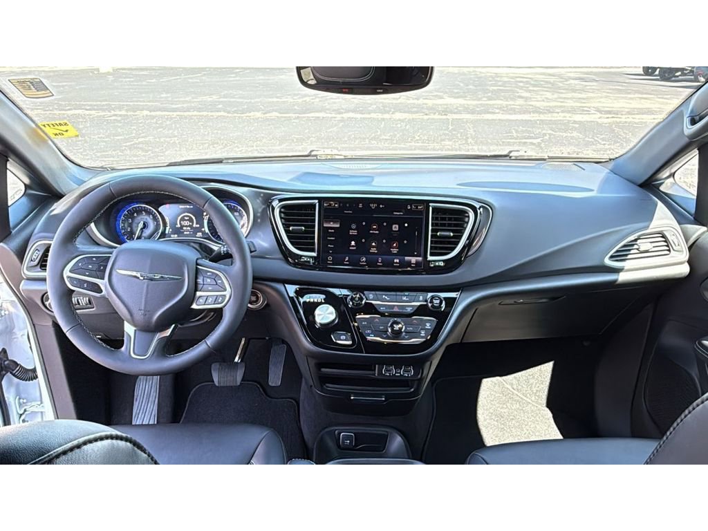 Used 2025 Chrysler Pacifica Select image 28
