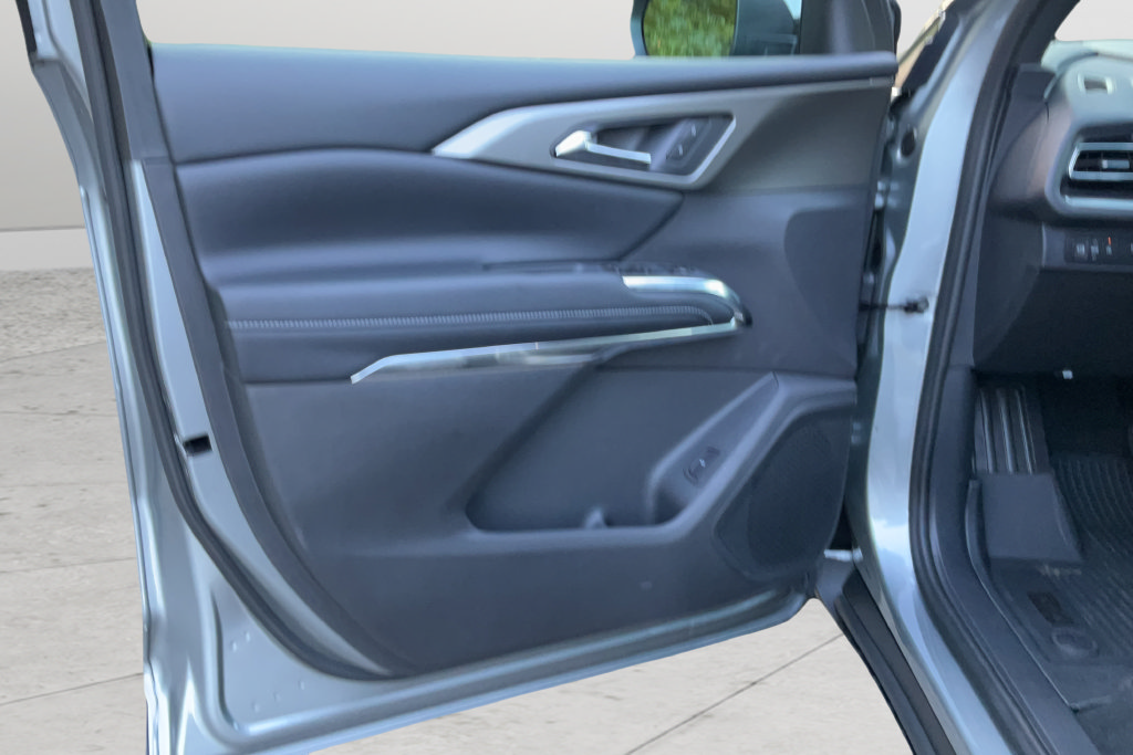 New 2027 Chevrolet Traverse LT w/ LPO, Floor Liner Package FWD image 9