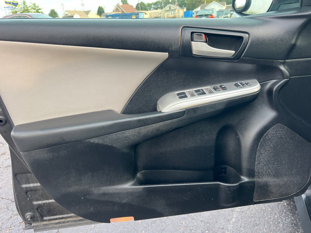 Used 2012 Toyota Camry SE w/ Leather Pkg FWD image 14