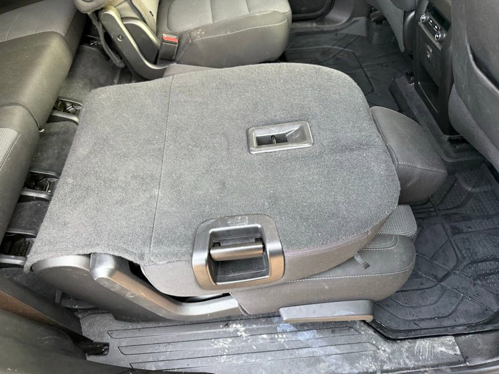 Used 2023 Chevrolet Traverse LT w/ Rear Camera Mirror Package image 25