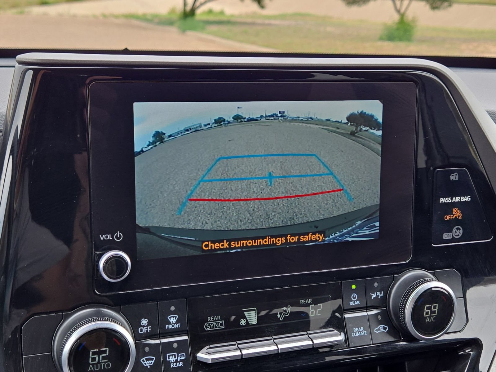 Used 2025 Toyota Highlander LE FWD image 28