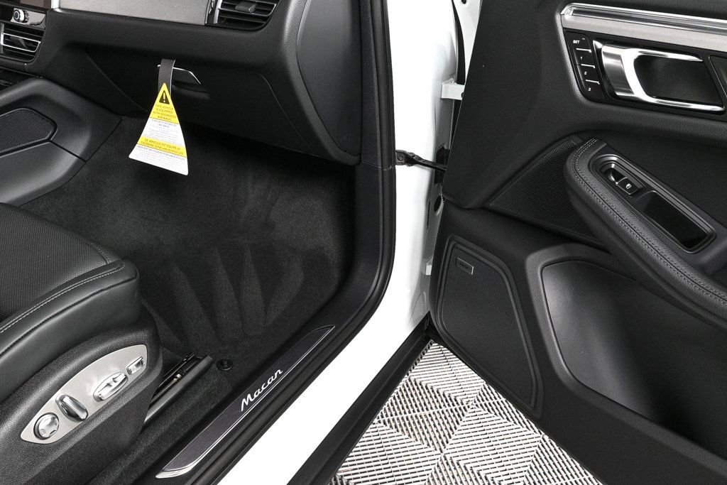 Certified 2026 Porsche Macan AWD/4WD image 26