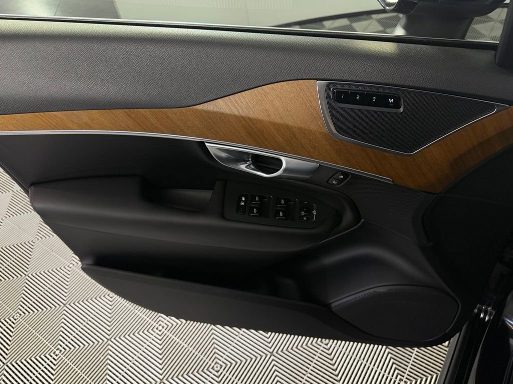 Used 2025 Volvo XC90 B6 Plus image 24