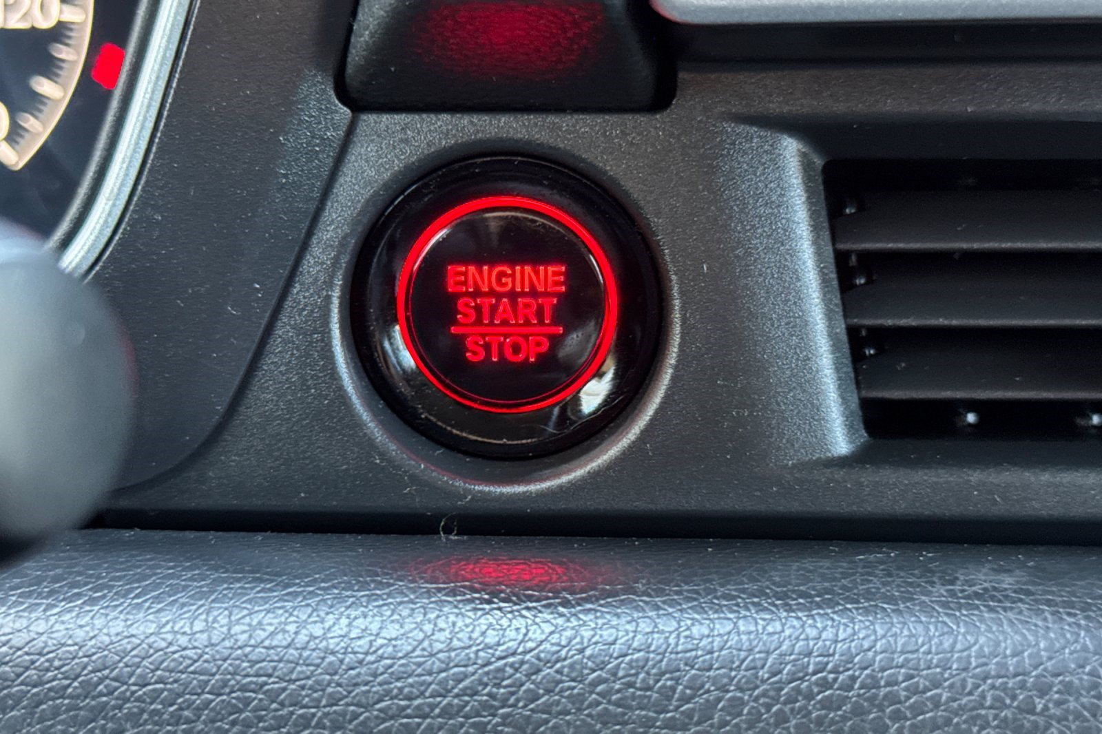 Certified 2025 Honda Pilot Touring image 17