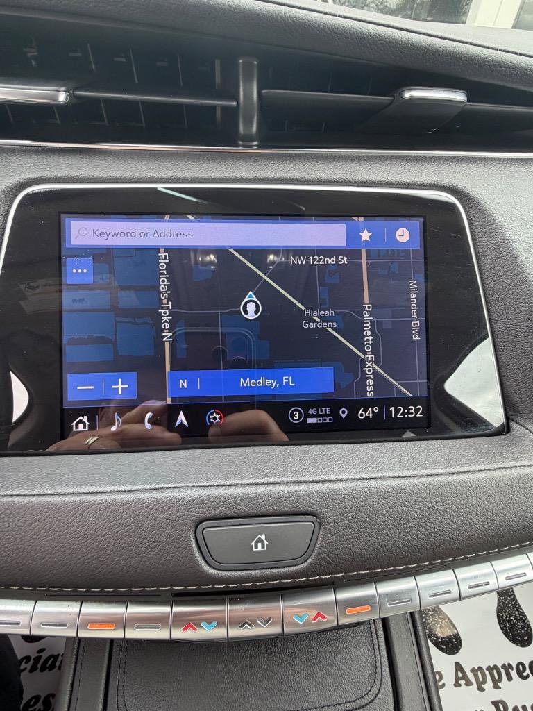 Used 2022 Cadillac XT4 Luxury w/ Cold Weather Package image 9