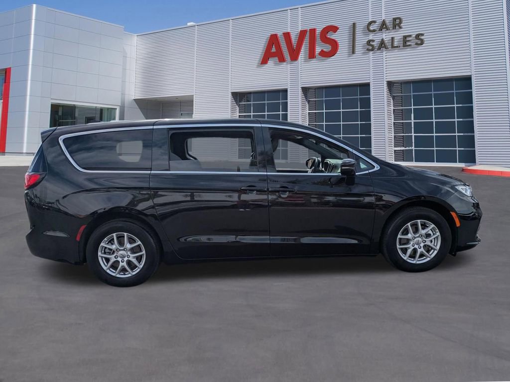 Used 2025 Chrysler Pacifica Select FWD image 5