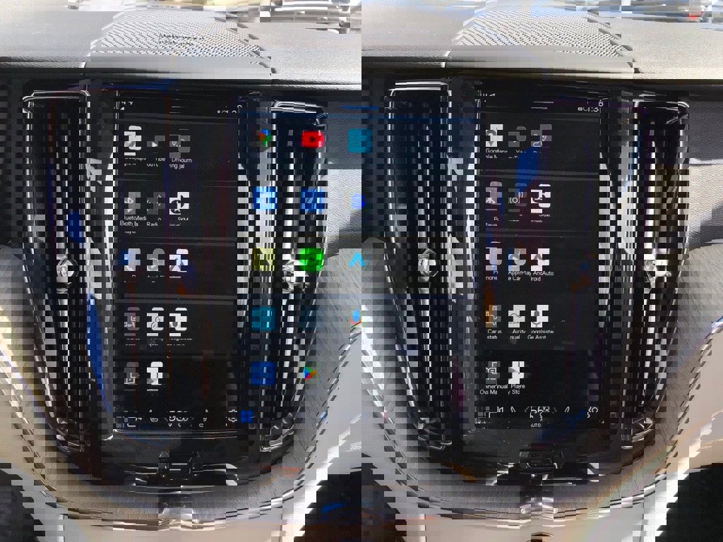 Used 2023 Volvo XC60 T8 Plus image 24