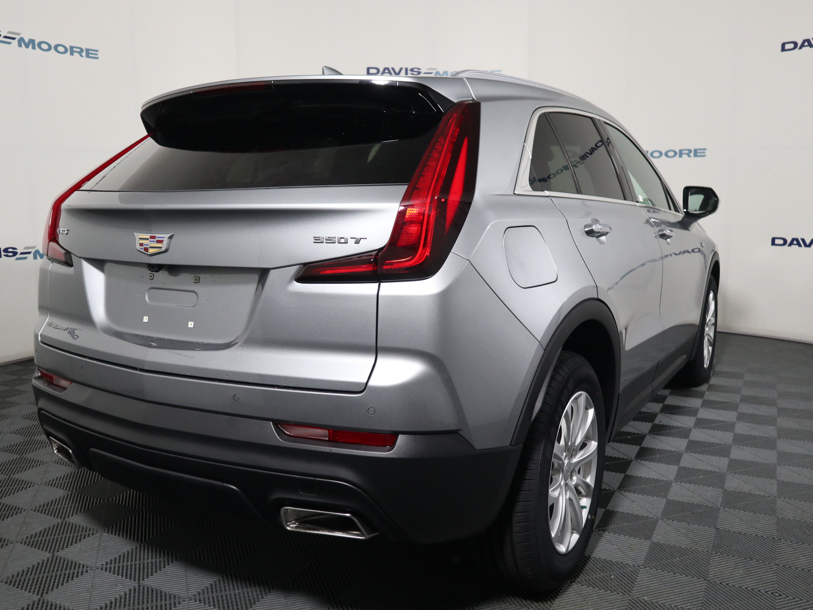 Used 2023 Cadillac XT4 Luxury w/ Cold Weather Package FWD image 5