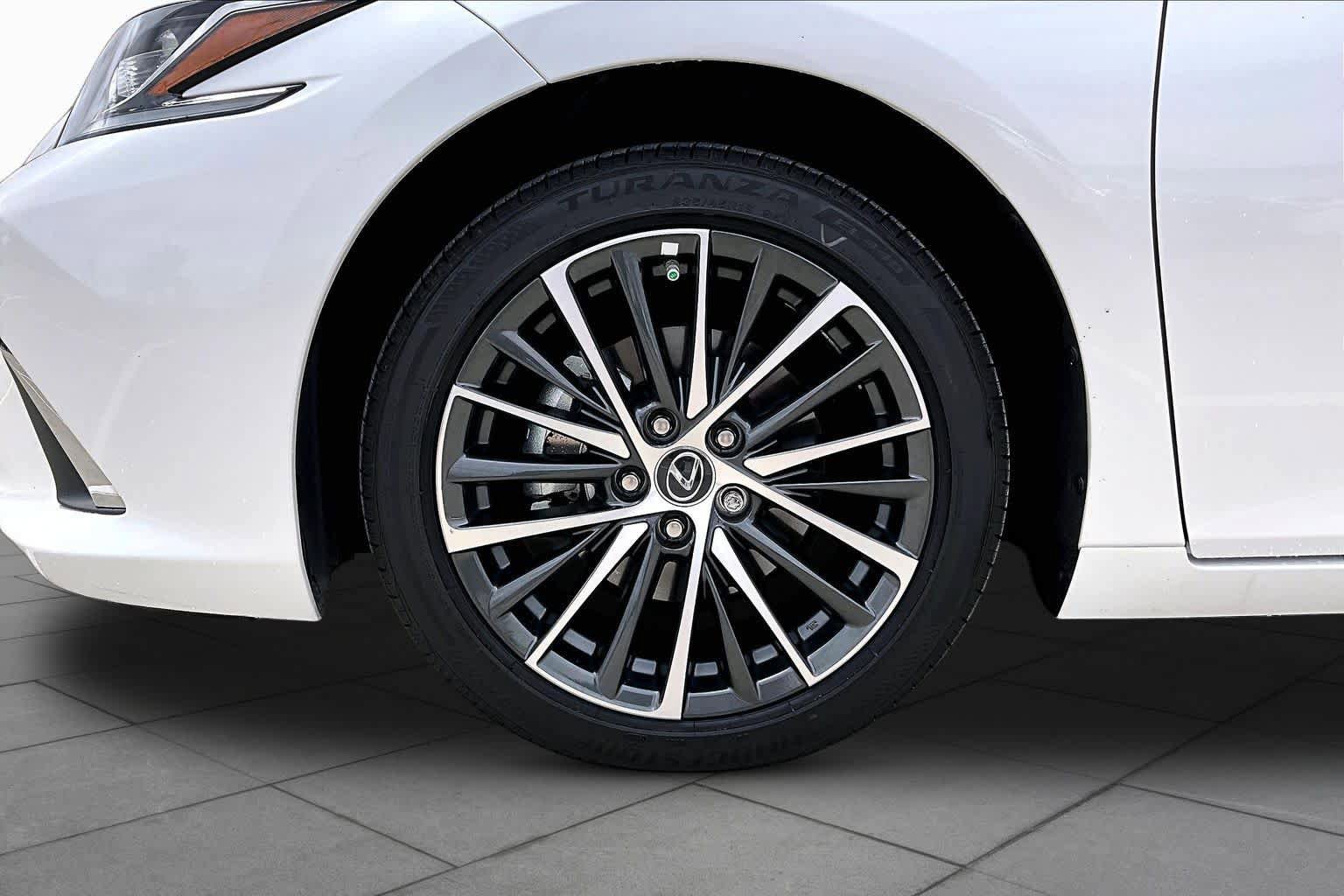 Used 2025 Lexus ES 350 w/ Premium Package image 11