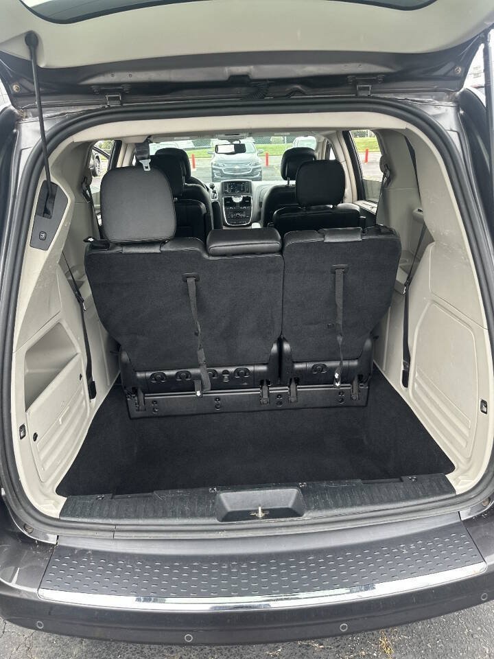 Used 2016 Chrysler Town & Country Touring-L w/ Driver Convenience Group FWD image 5