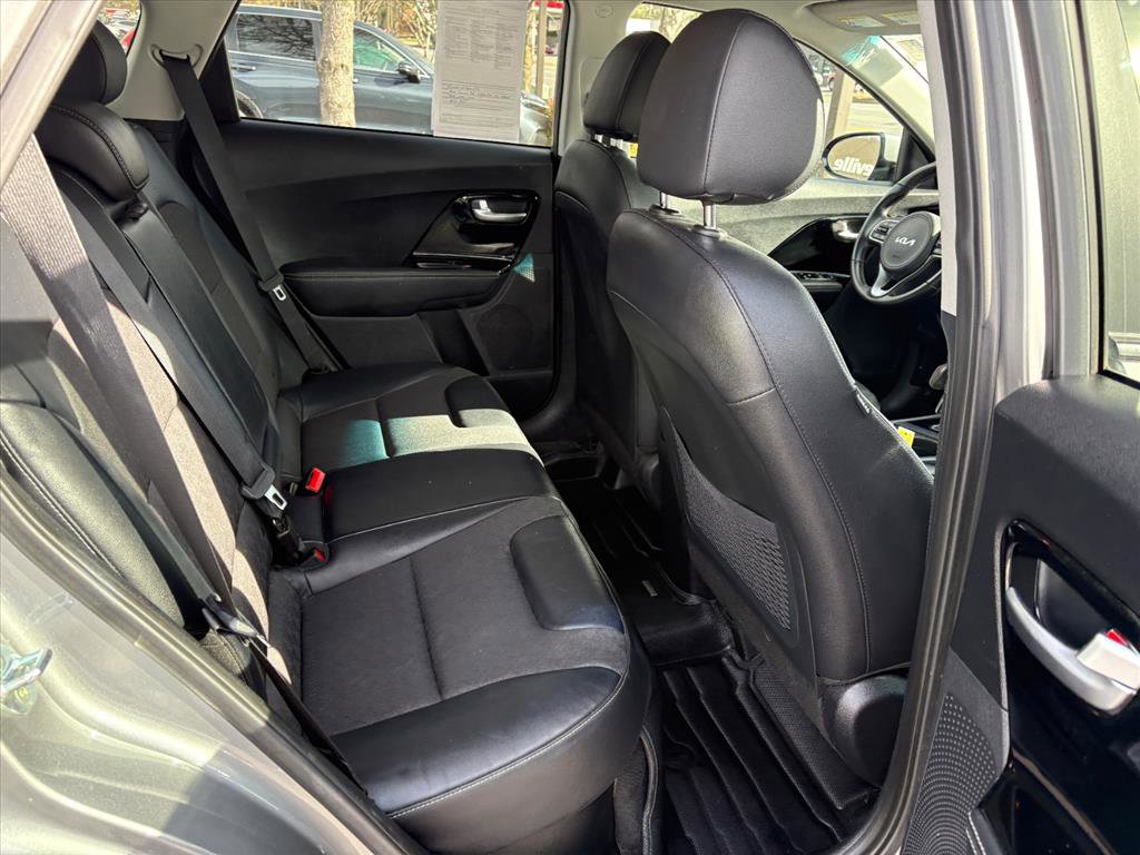 Used 2022 Kia Niro EX image 18