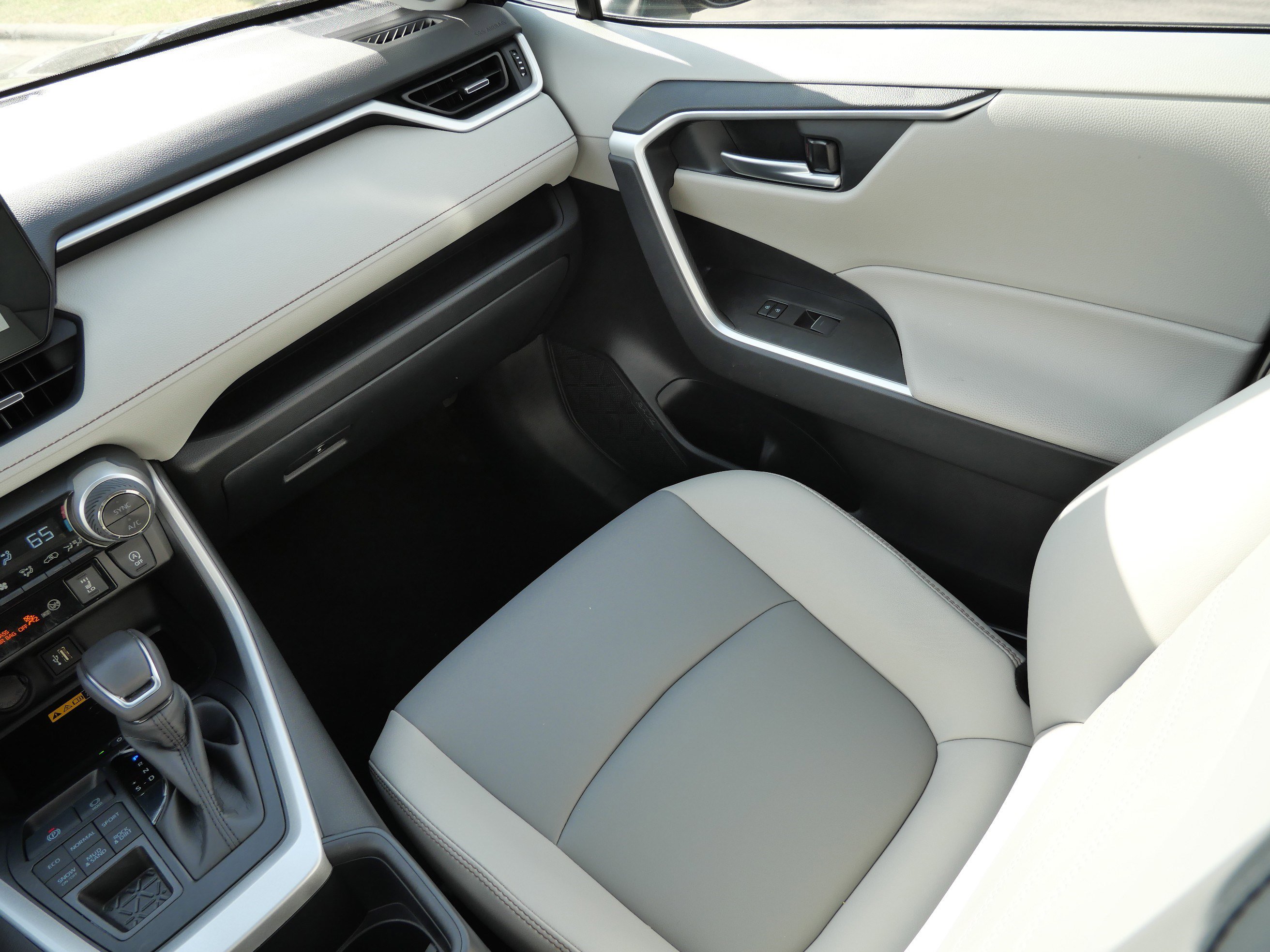 Used 2025 Toyota RAV4 XLE Premium w/ Weather Package image 11