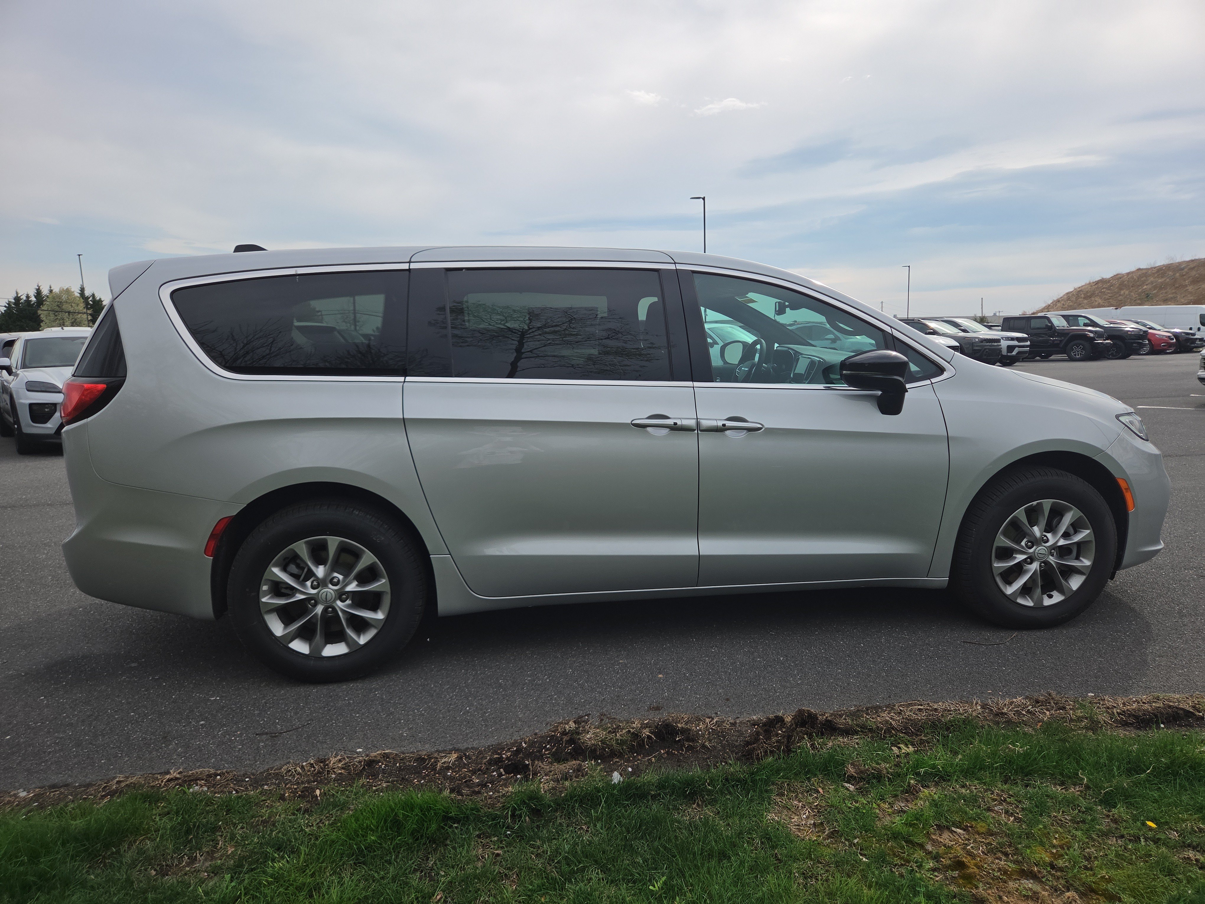 New 2026 Chrysler Pacifica Select AWD/4WD image 19