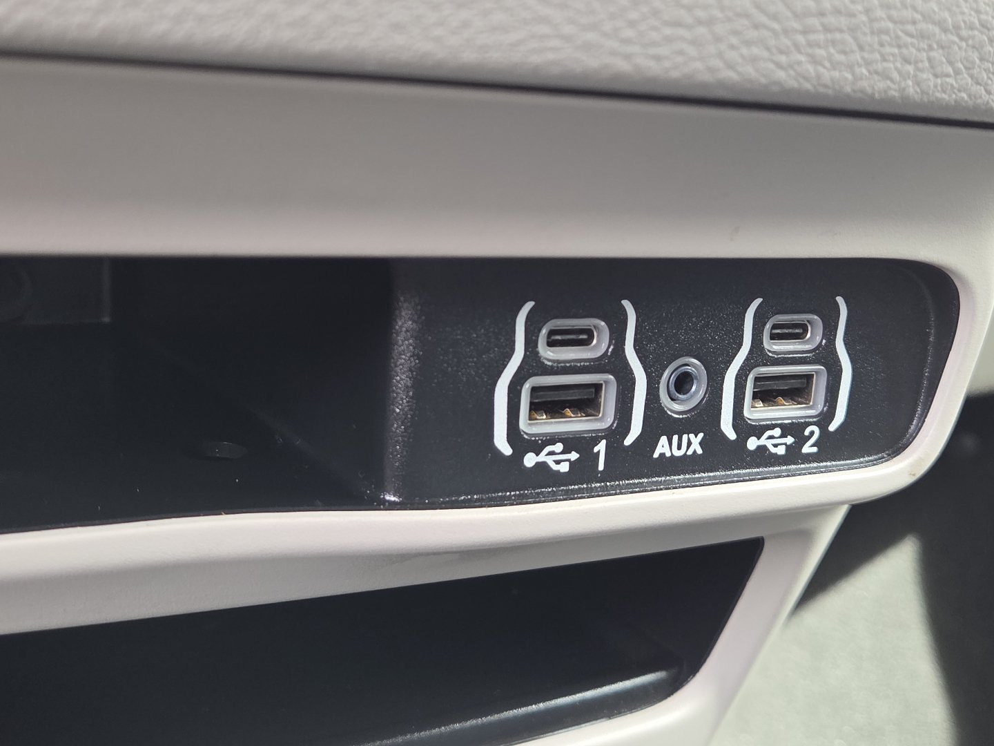 Used 2023 Chrysler Pacifica Touring-L FWD image 8