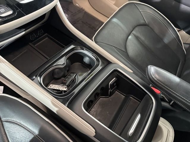 Used 2023 Chrysler Pacifica Limited FWD image 24