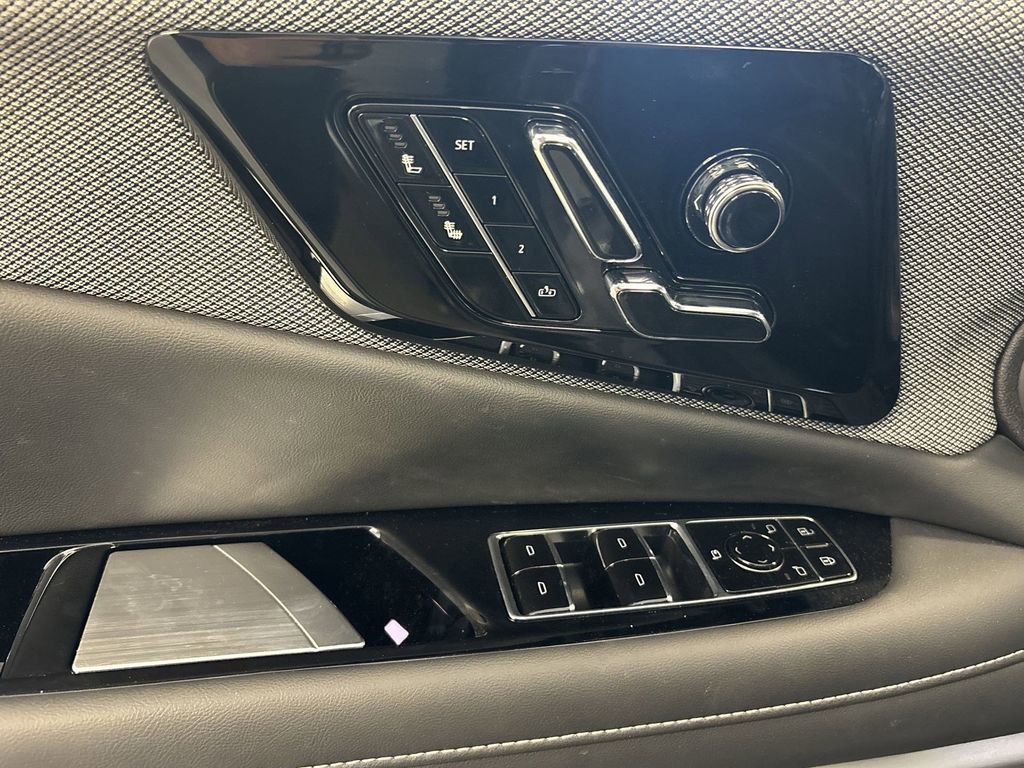 New 2025 Cadillac Optiq Luxury 1 w/ LPO, ONYX Package image 28