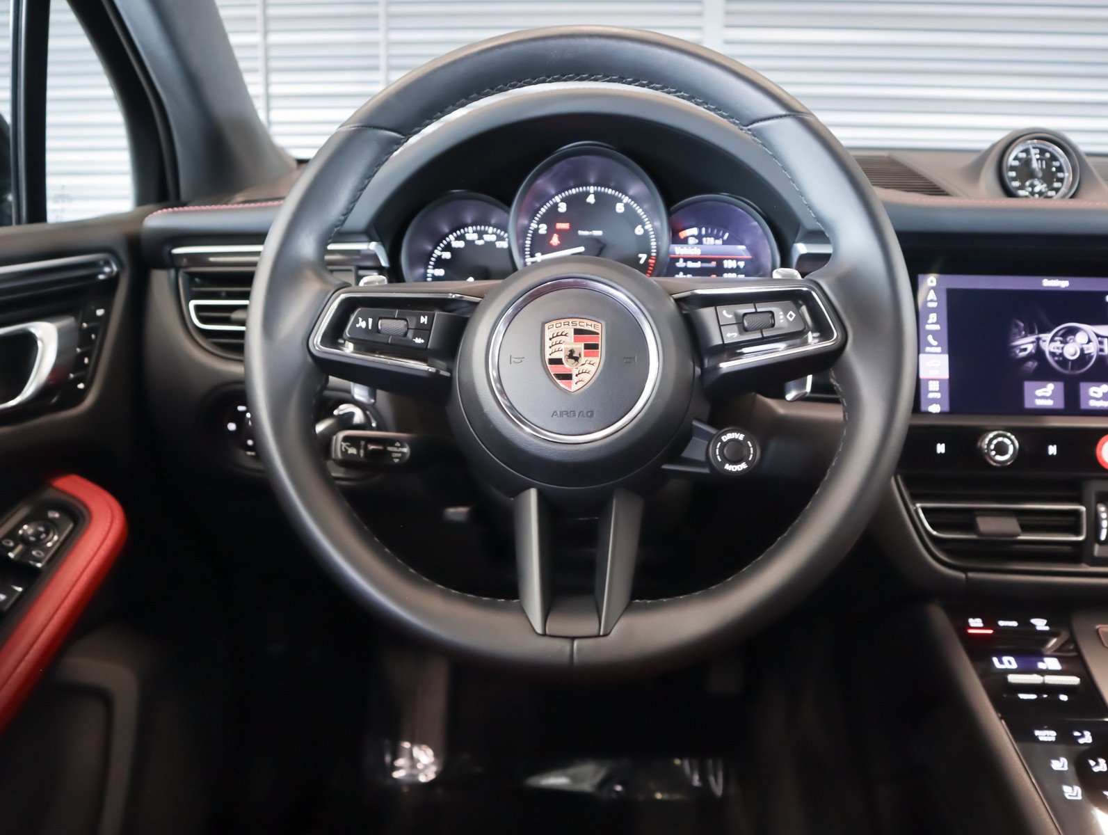 Certified 2023 Porsche Macan AWD/4WD image 13