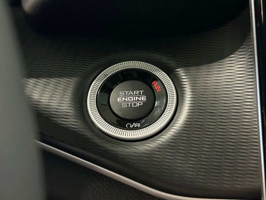 Used 2023 Jeep Grand Cherokee L Laredo image 32