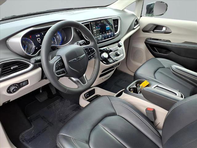 Used 2024 Chrysler Pacifica Touring-L image 21