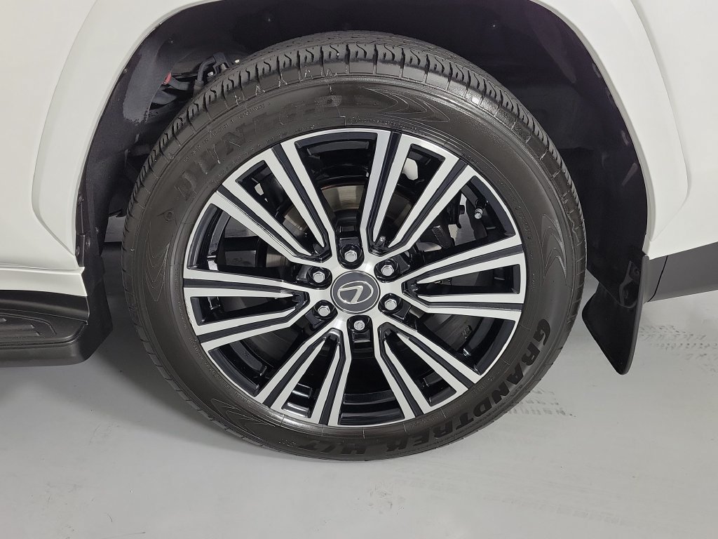 Used 2025 Lexus LX 600 4WD w/ Accessory Package (Z1) image 7