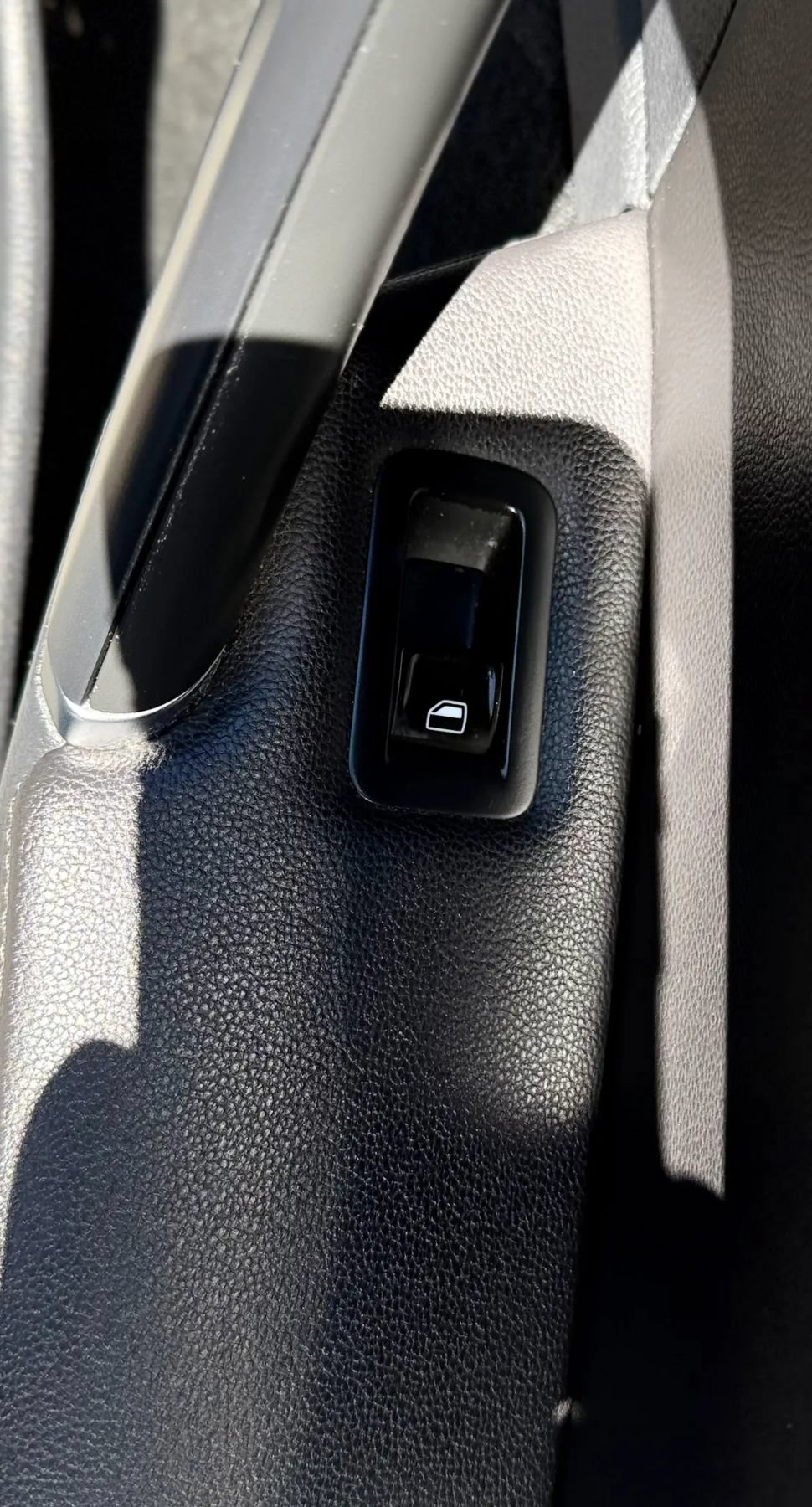 Used 2015 Volkswagen Golf S FWD image 29