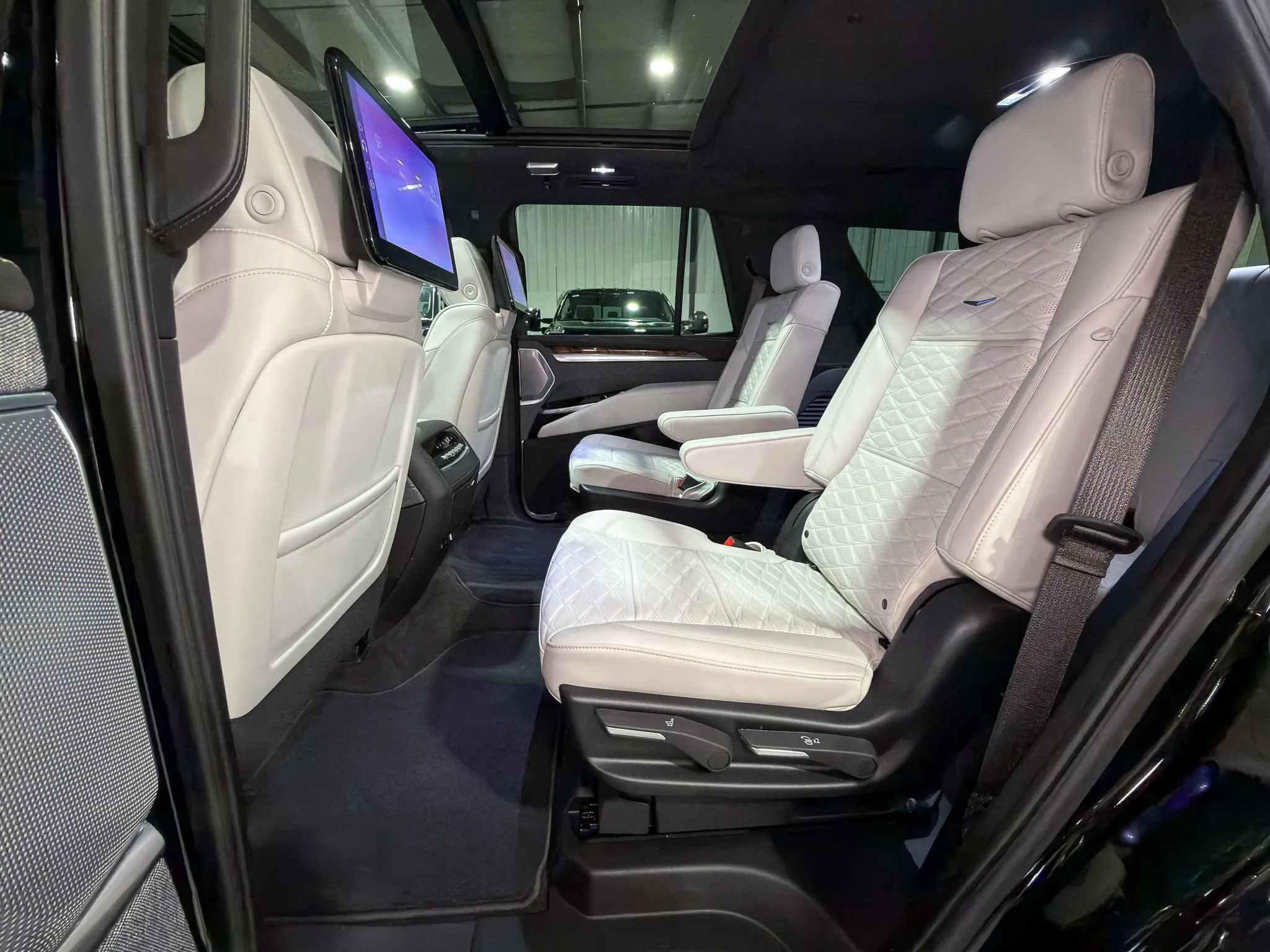 Used 2026 Cadillac Escalade Platinum Sport AWD/4WD image 15