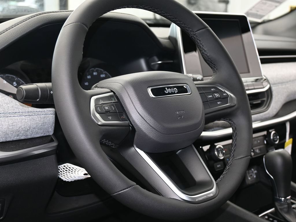 Used 2026 Jeep Compass Latitude AWD/4WD image 13