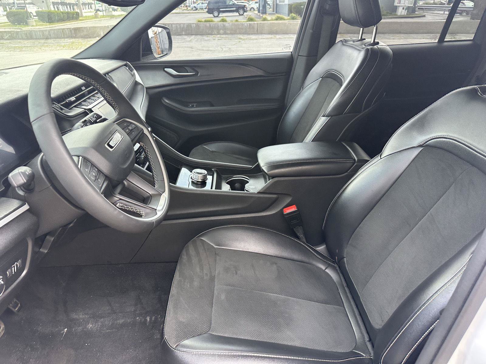 Used 2024 Jeep Grand Cherokee Altitude AWD/4WD image 16