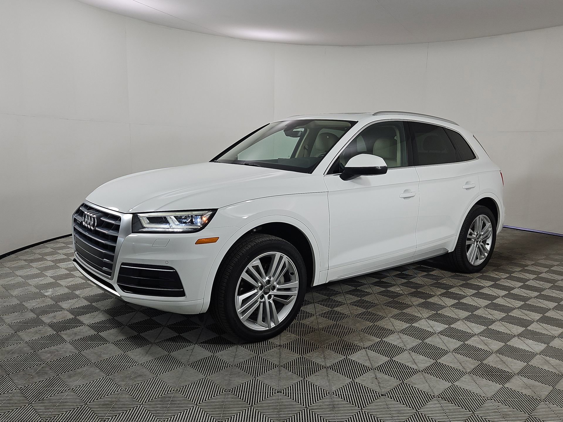 Used 2018 Audi Q5 2.0T Premium Plus w/ Premium Plus Package image 3