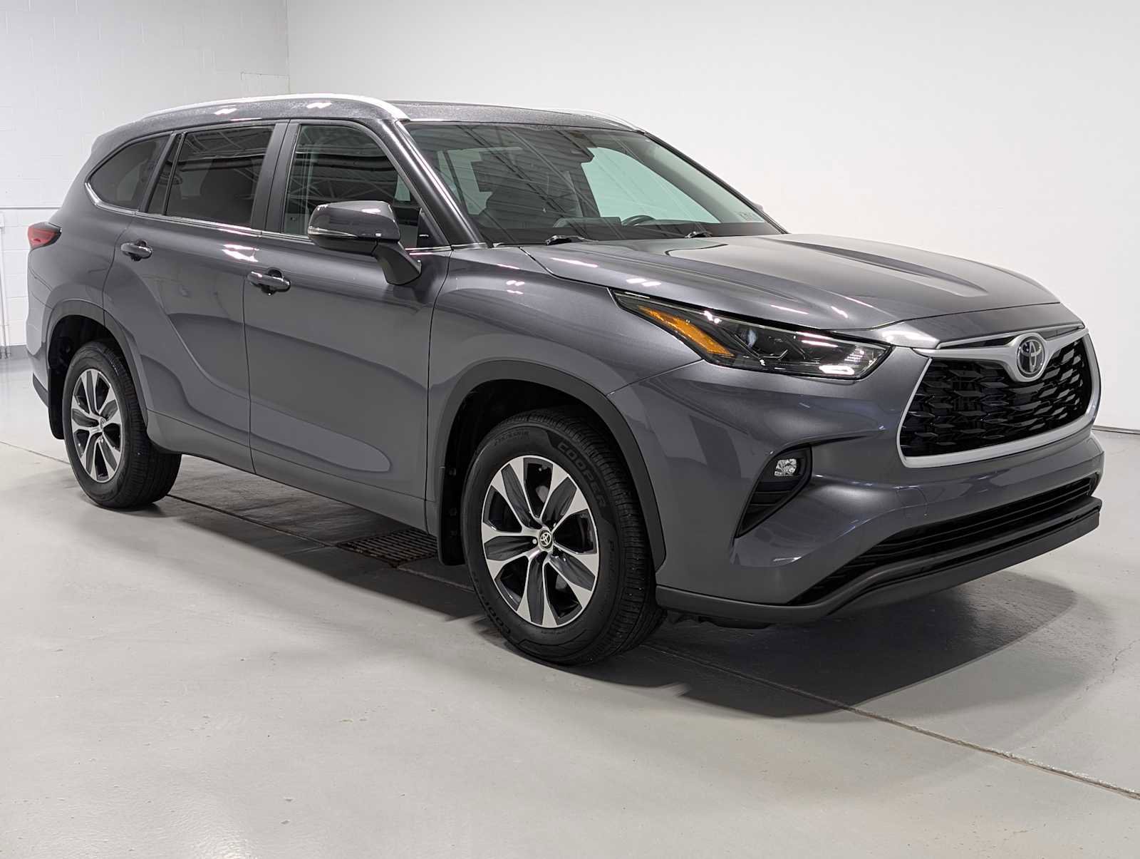 Used 2023 Toyota Highlander XLE image 6