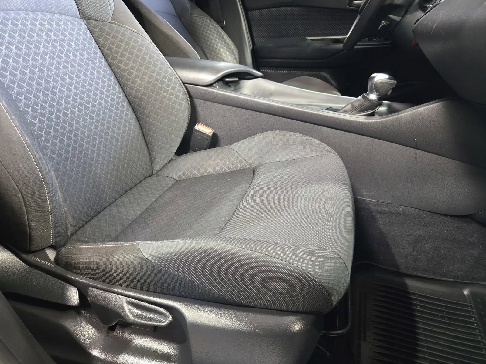 Used 2021 Toyota C-HR LE FWD image 7