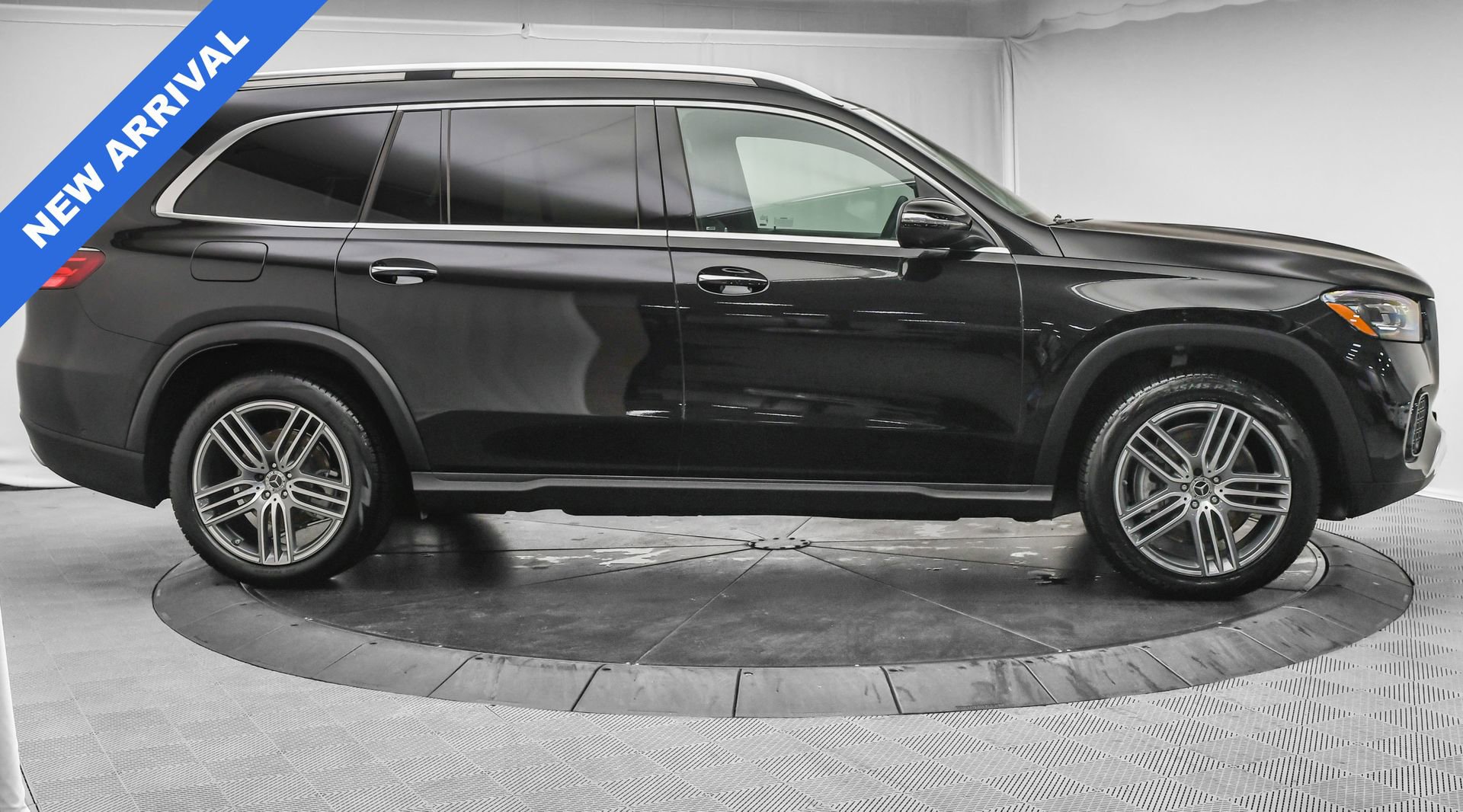 Used 2025 Mercedes-Benz GLS 450 4MATIC image 11