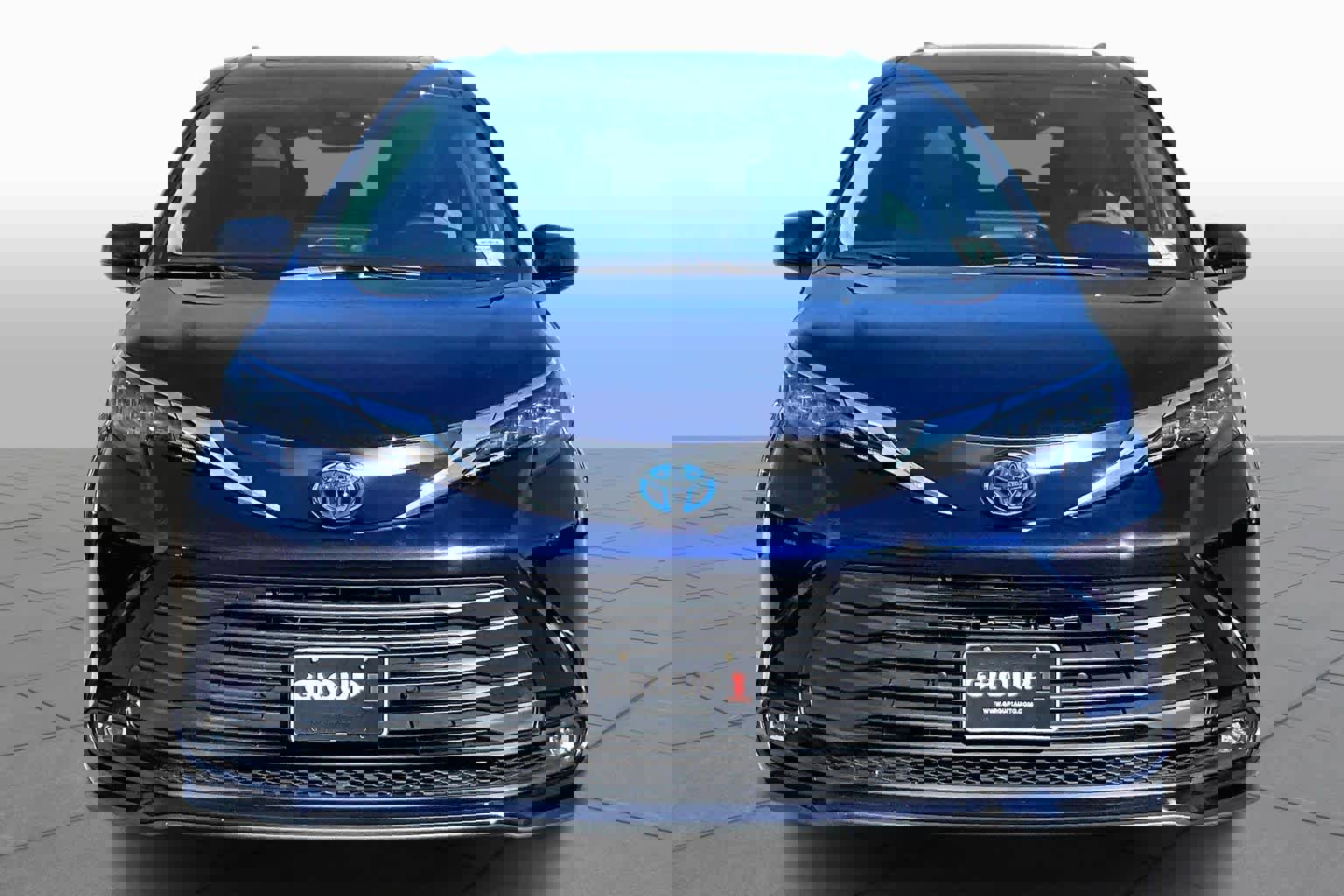 Used 2025 Toyota Sienna XLE w/ XLE Plus Package image 4