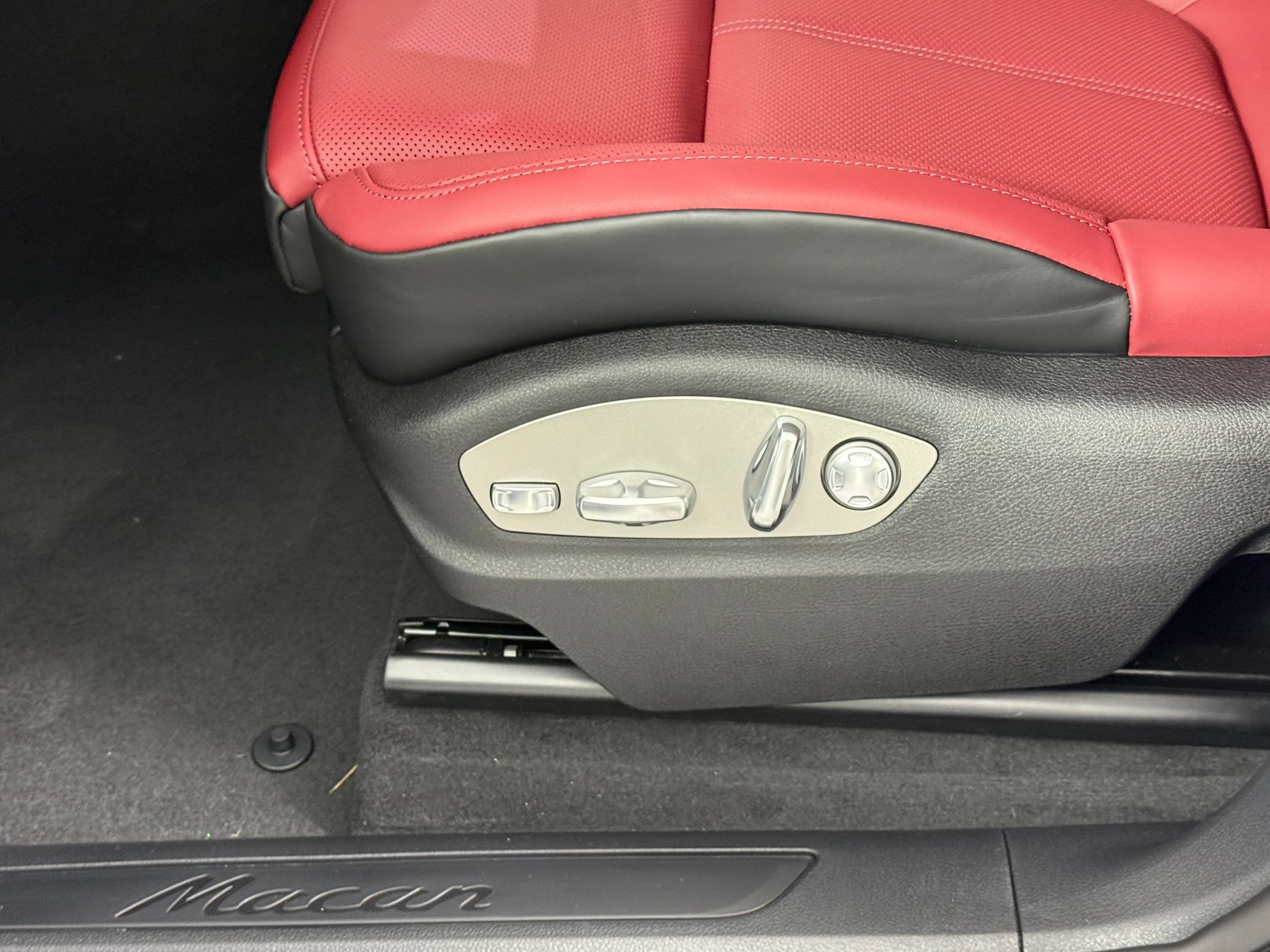 Certified 2026 Porsche Macan AWD/4WD image 16