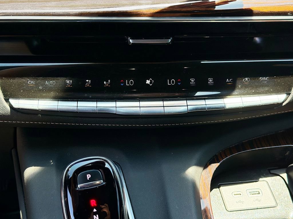 Used 2022 Cadillac Escalade Premium Luxury RWD image 36