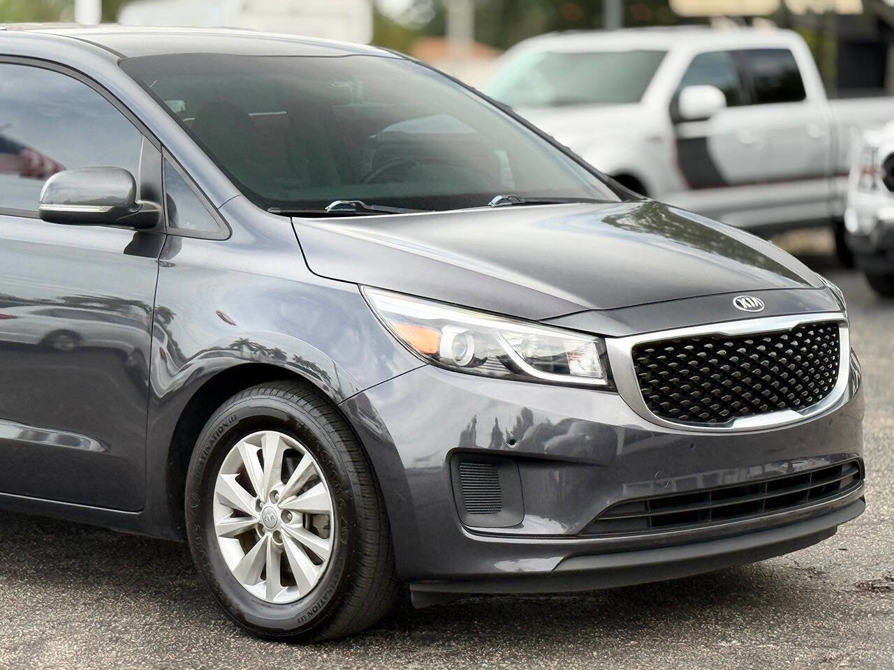 Used 2017 Kia Sedona LX w/ LX Essentials Premium Package FWD image 12