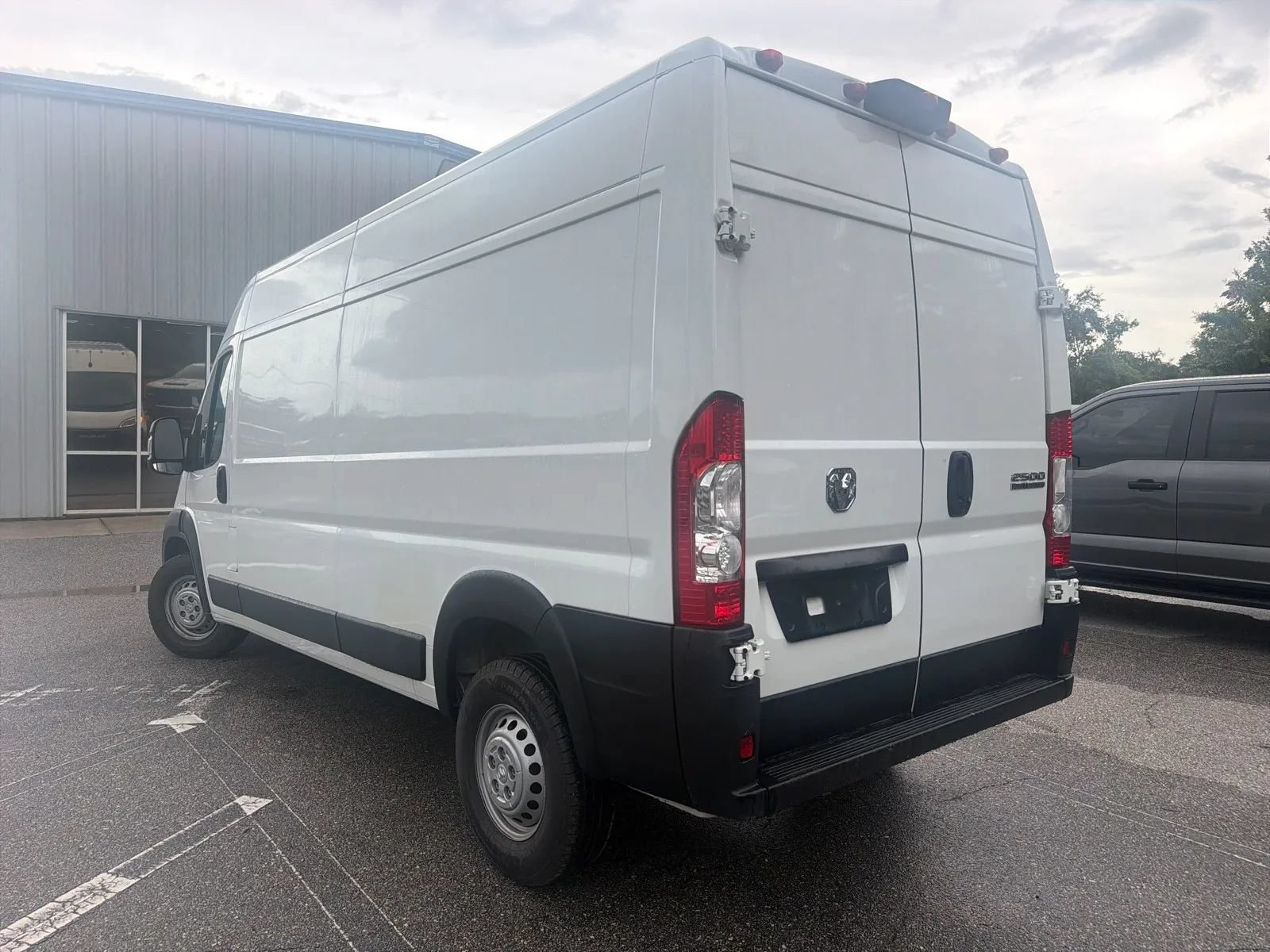 Used 2025 RAM ProMaster 2500 w/ Convenience Group FWD image 9