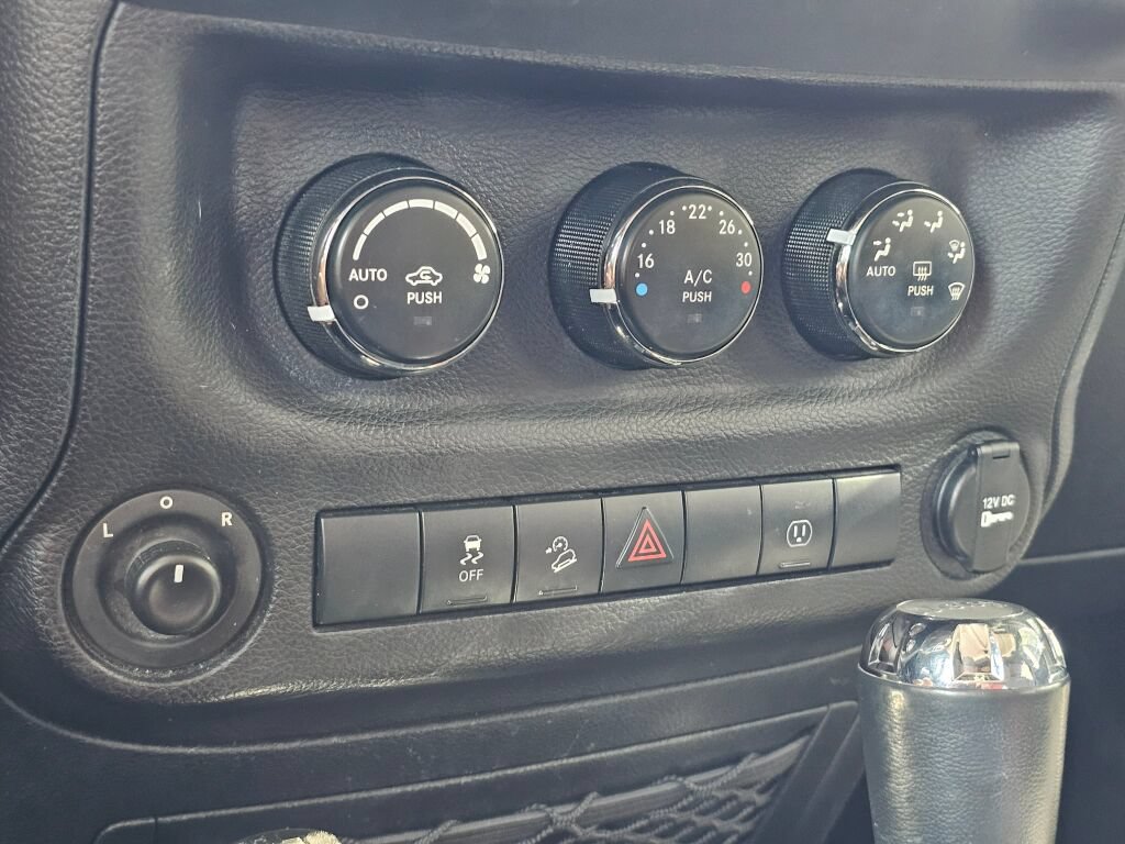 Used 2018 Jeep Wrangler Unlimited Sahara w/ Connectivity Group AWD/4WD image 40