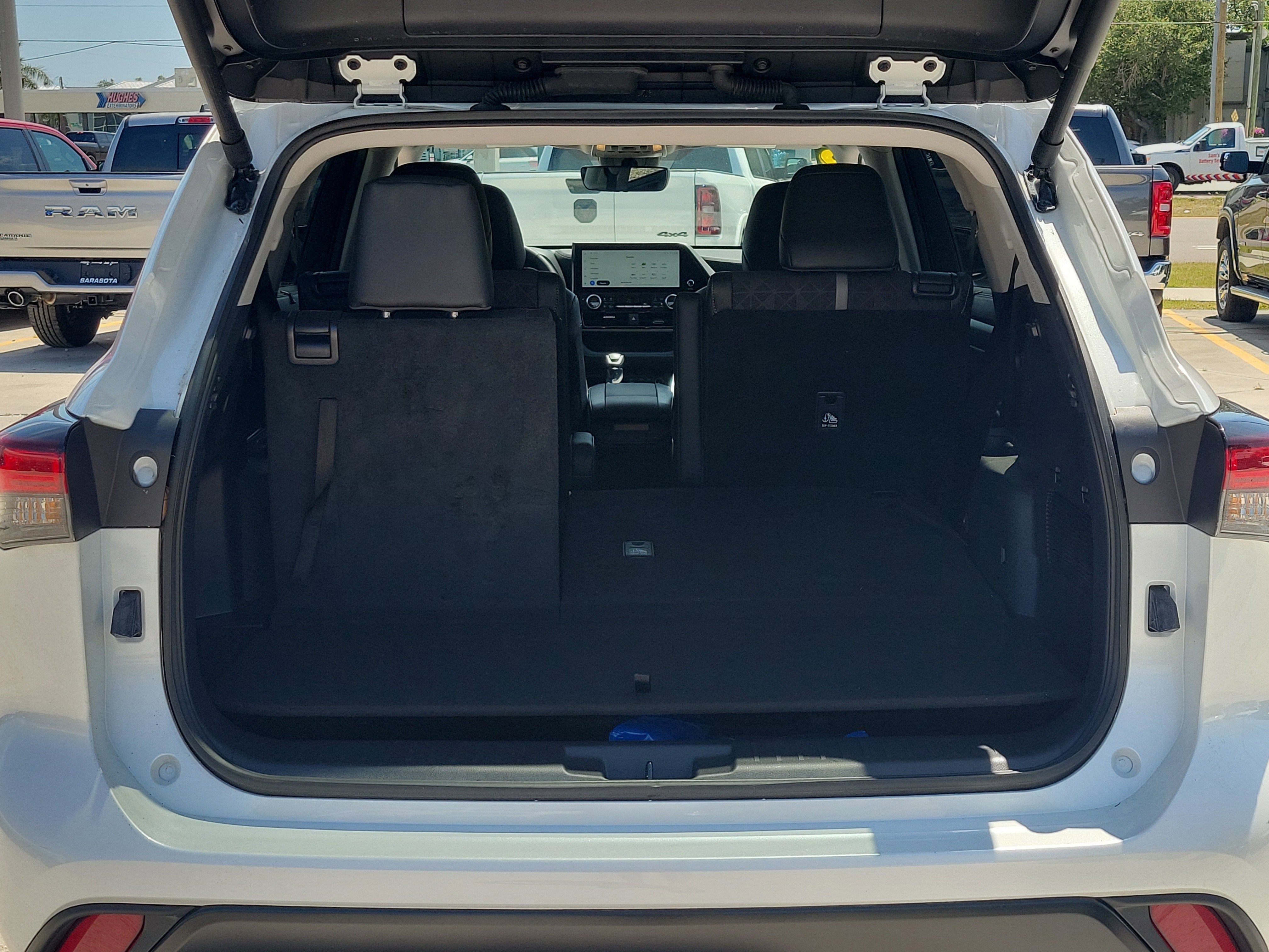 Used 2025 Toyota Highlander XLE AWD/4WD image 12