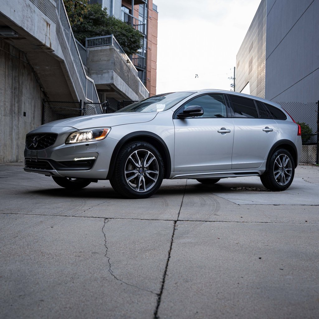 Used 2016 Volvo V60 T5 Cross Country Platinum image 3