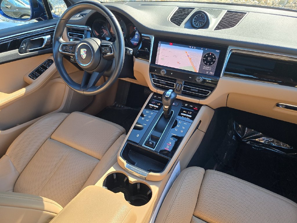 Used 2025 Porsche Macan AWD/4WD image 17